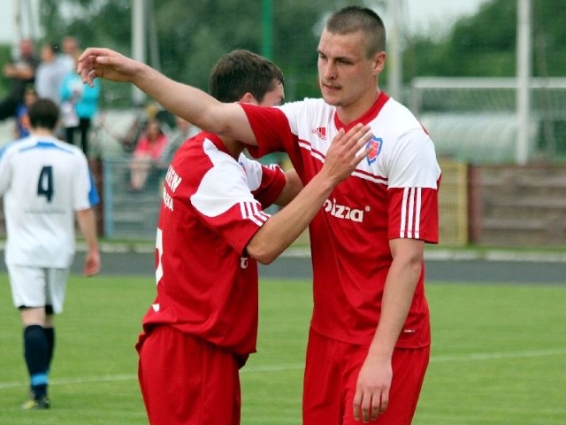 Piotr Kubat strzelił dla Narwi obie bramki.