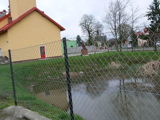 Bajoro przy remizie OSP w Wielowsi  jest od dawna, a wielu mieszkańców, szczególnie ci z pobliskiej ulicy Piętaka, zastanawiają się, komu ono służy.