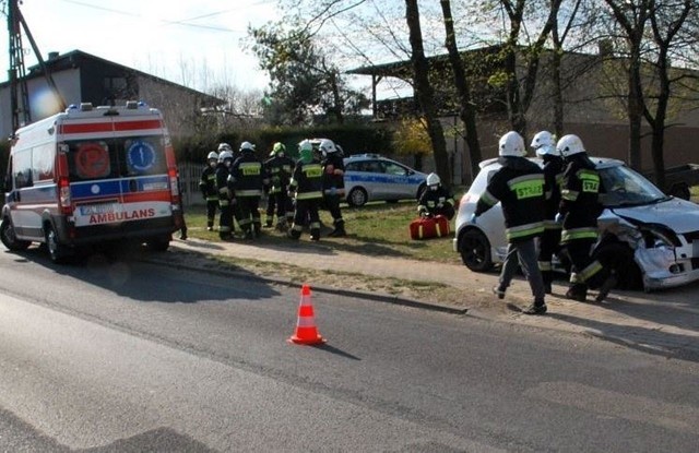 W wypadku poważnie ranny został jeden z kierowców. Jest w szpitalu.Zobacz kolejne zdjęcia. Przesuwaj zdjęcia w prawo - naciśnij strzałkę lub przycisk NASTĘPNE