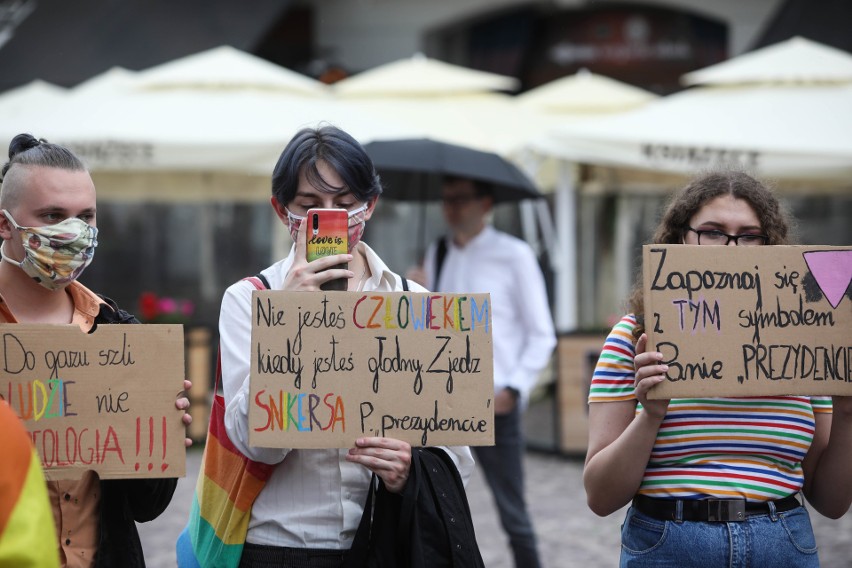 Protest w obronie środowisk LGBT na rzeszowskim rynku [ZDJĘCIA]