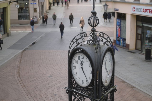 Zmiana czasu na letni 2021. Od długiego czasu mówiło się głośno o tym, że w marcu przestawimy zegarki z czasu zimowego na letni i przy tym czasie już pozostaniemy. Oznaczałoby to, że marzec 2021 byłby ostatnim miesiącem, w którym trzeba zmieniać czas. Czy tak rzeczywiście będzie?Co zatem dalej ze zmianą czasu? Kiedy przestawimy zegarki i czy to ostatni raz? Czytaj najnowsze informacje na kolejnych stronach ---->