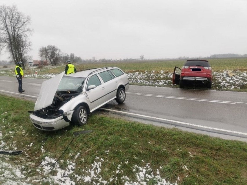 Wypadek drogowy w Makowisku w powiecie jarosławskim. Cztery osoby trafiły do szpitala [ZDJĘCIA]