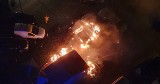 Pożar w Chorzowie. Doszczętnie spłonęły samochody osobowe. Paliły się też kontenery ze śmieciami