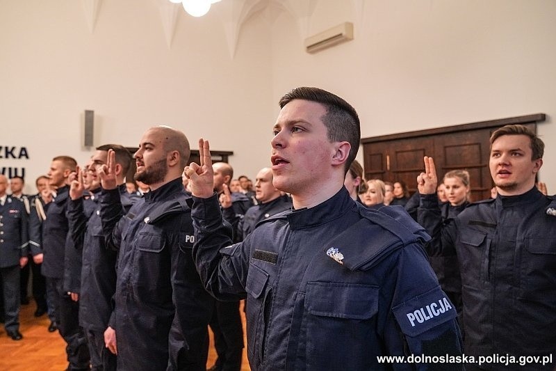 Ślubowanie nowych policjantów na Dolnym Śląsku. Wśród 23...