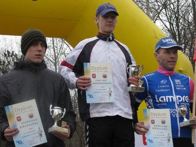 Trójka najlepszych zawodników na podium rywalizacji, od lewej:  Mateusz Zalewski, Damian Świerdzewski, Dariusz Regulski.