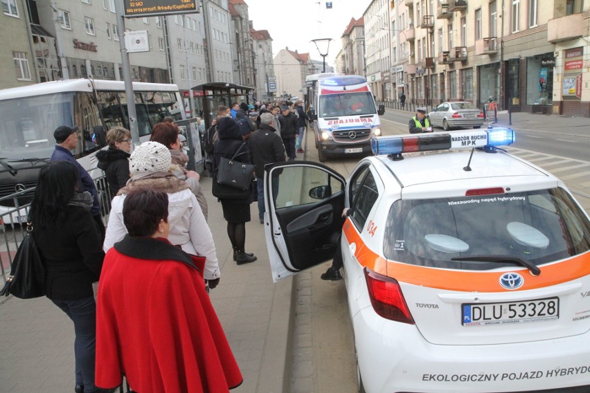 Karetka zablokowała torowisko. Reanimacja na przystanku na Piłsudskiego