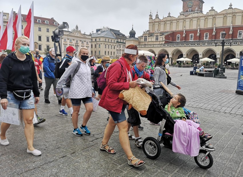 Kraków. Z miasta wymaszerowali uczestnicy 55. "Kadrówki" i 40. Pieszej Pielgrzymki Krakowskiej [ZDJĘCIA]