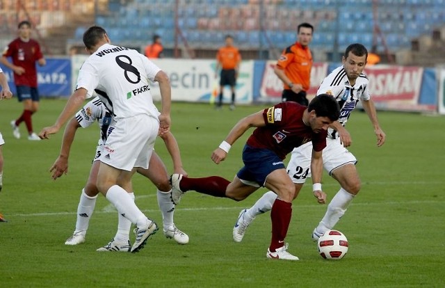 Vuk Sotirović (w środku) w meczu poprzedniej rundy z Sandecją zdobył zwycięską bramkę dla Pogoni.