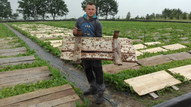 Konrad Wieczorek z gminy Grabów nad Pilicą prezentuje specjalny paśnik dla ślimaków. Ich hodowlą zajmuje się od pięciu lat.