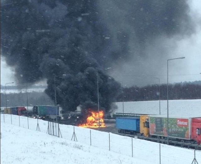 Pożar samochodu na autostradzie