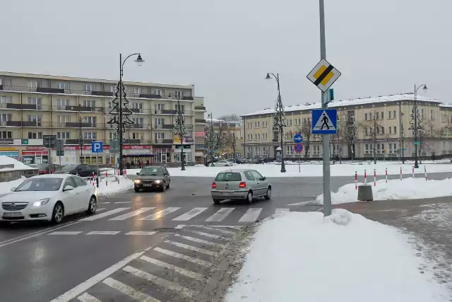 Do niedawna kierowcy wjeżdżający z ulicy Kalinowskiego na Plac NZS mieli pierwszeństwo przed autami jadącymi od strony Liniarskiego. Jednak pojawił się tu znak D-2 "koniec drogi z pierwszeństwem"