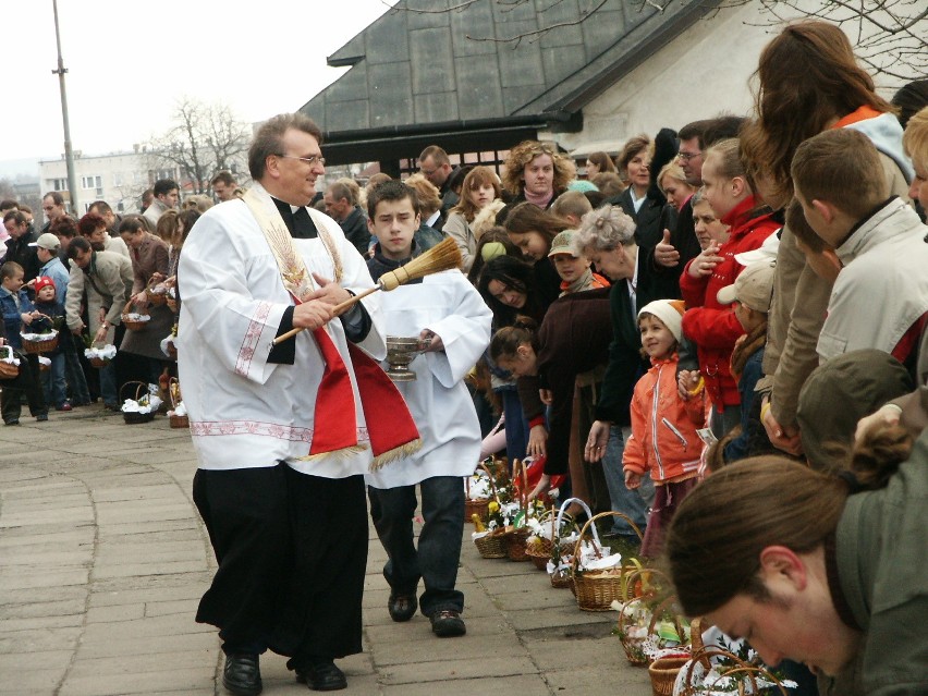 Poświęcenie pokarmów przez ks. Henryka Makułę w roku 2006