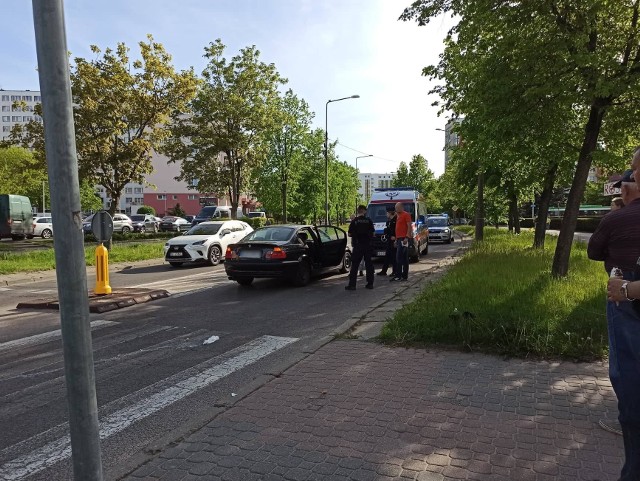 Radzymińska w Białymstoku. Wypadek na przejściu dla pieszych. Kierowca BMW potrącił pijaną kobietę