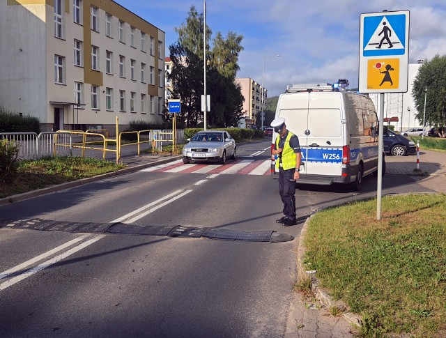 Akcja „Droga do szkoły musi być bezpieczna!”. Policjanci kontrolują oznakowanie w obrębie szkół.