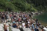 Tatry. Najazd na Morskie Oko. W pogodne dni szlakiem wędrują tysiące turystów. Czy nie jest ich za dużo? 