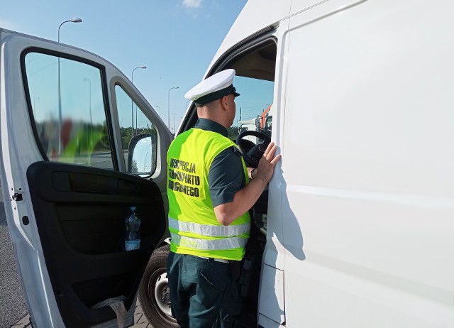 Kontrola węgierskiego busa zatrzymanego przez inspektorów kujawsko-pomorskiej Inspekcji Transportu Drogowego na autostradzie A1 w pobliżu Torunia.