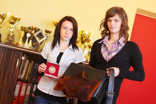 Aneta Kuraś i Dominika Kozakiewicz, uczennice Zespołu Szkół Zawodowych imienia Jana Kilińskiego w Radomiu, prezentują nagrodzoną torbę i złoty medal Międzynarodowych Targów Poznańskich.