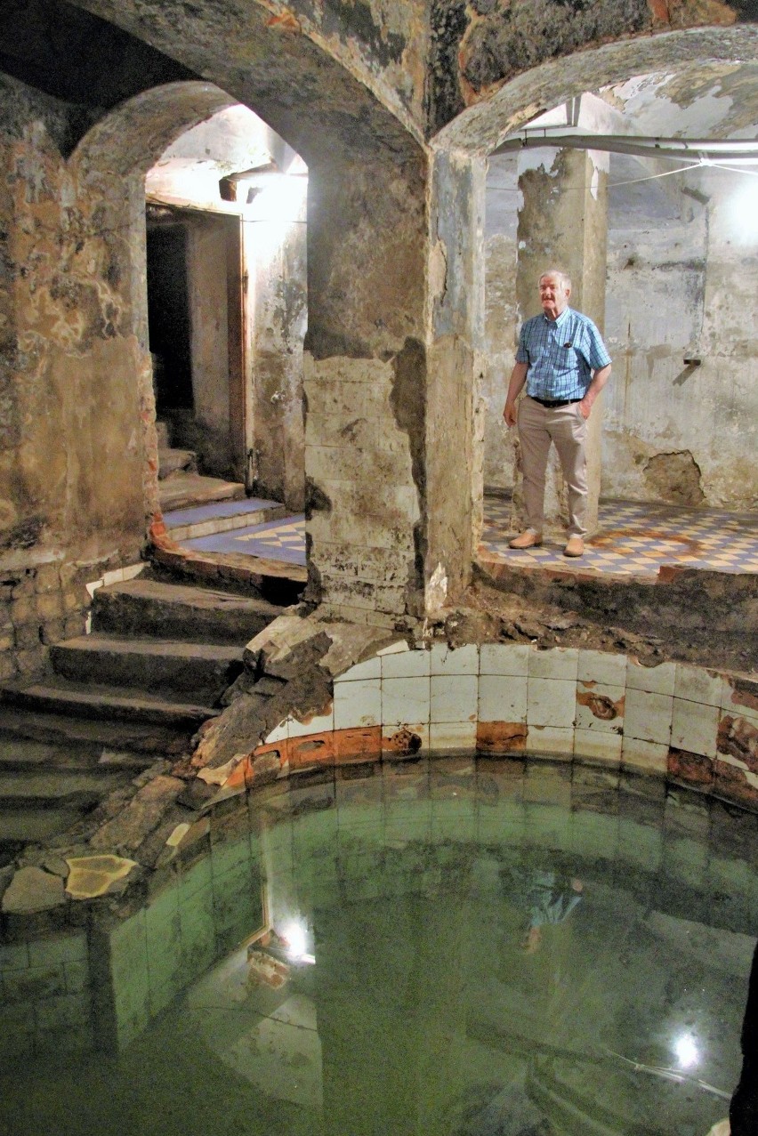 Wyjątkowe miejsce w podziemiach kamienicy w Chmielniku. Znajduje się żydowska łaźnia, czyli mykwa. Odkrył ją  Marian Zwolski