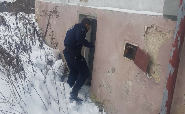 Policja kontroluje opuszczone budynki, bo zimą bezdomni nie mają szans tam przeżyć