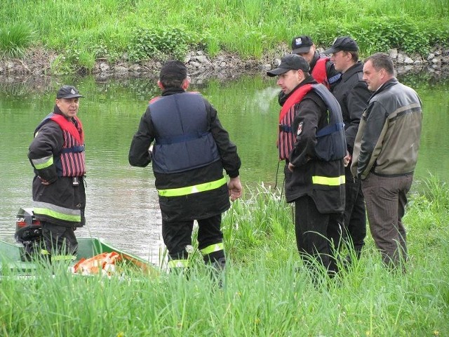 Policjanci w czasie przeszukiwania Starej Noteci w okolicach działek, gdzie ostatni raz widziano zaginionego Piotra Szambelana.