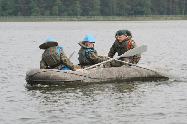 Jednym z zadań uczestników kursu dla kandydatów na obserwatorów wojskowych jest przeprawa przez jezioro.