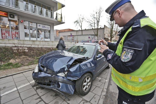 Kierowca fiata jechał ul. Staszica. Błędnie odczytał znaczenie „zielonej strzałki” i zamiast skręcić w prawo w ul. Wyspiańskiego pojechał prosto. Wtedy zajechał drogę jadącej prawidłowo kierującej renault i doszło do zdarzenia.Na miejsce została wezwana zielonogórska drogówka oraz karetka pogotowia ratunkowego. Dwie 13-latki podróżujące osobowym renault zostały przewiezione do szpitala na badania.Zobacz także:   Motolotniarz wpadł do Odry w Słubicach. Uratował go przypadkowy przechodzień