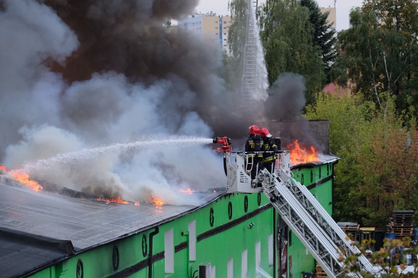 Duży pożar wybuchł w Poznaniu przy ul. Karpia. Pali się...