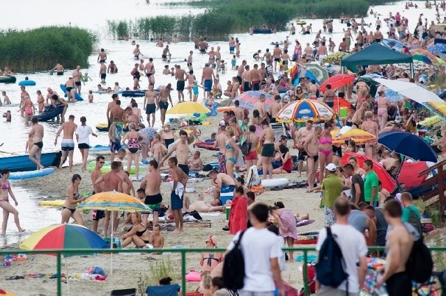 W ubiegłym sezonie nad Jeziorem Tarnobrzeskim wypoczywało 400 tysięcy plażowiczów. Rekord jednego dnia to 25 tysięcy osób. Trwający już sezon ma być jeszcze lepszy.
