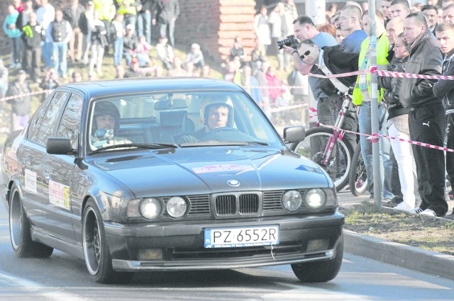 Sprawdź stan techniczny auta, zapakuj apteczkę, pilot i kierowca muszą jeszcze założyć kaski i w drogę!