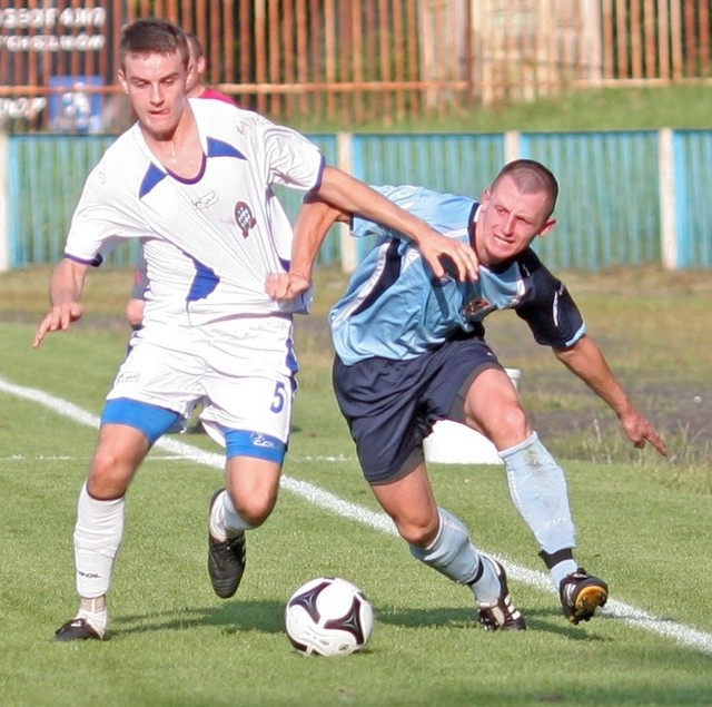 Marcin Pluta (z prawej) strzelił 2 gole dla Jantara Ustka.