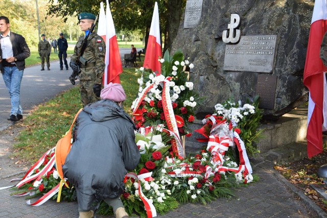 82. rocznica utworzenia Polskiego Państwa Podziemnego. W Opolu uroczystości odbyły się na osiedlu AK. Kombatanci, przedstawiciele władz rządowych i samorządowych oraz instytucji i organizacji złożyli kwiaty przed pomnikiem Armii Krajowej.