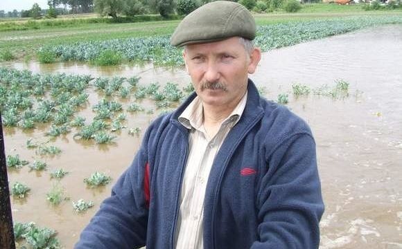Sołtys Stanisław Kulwicki (na zdjęciu, w tle zalane uprawy rolnika Jacka Grzywacza z Kokocka).