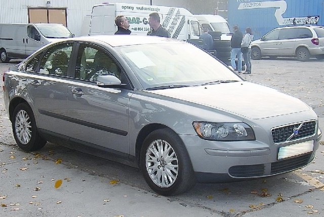 Volvo S40, sprowadzony z Niemiec, rocznik 2004, silnik benzynowy o mocy 140 KM, cena 30 tys. zł plus opłaty.