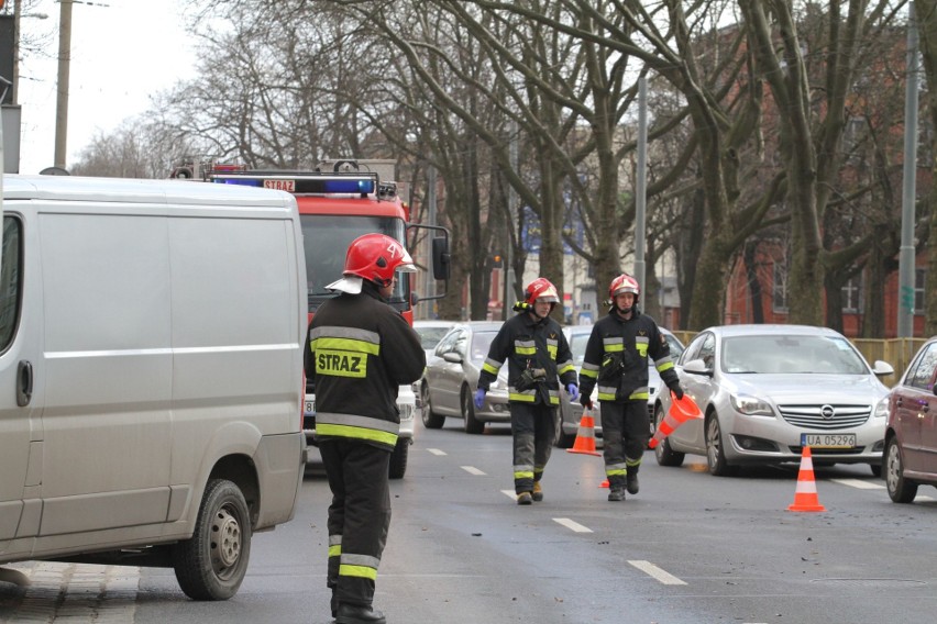 Wypadek na Hallera. 4 auta zderzyły się na jezdni w kierunku Grabiszyńskiej