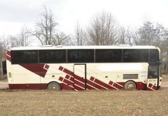 Mężczyzna musi zapłacić 300-złotowy mandat za jazdę autobusem bez uprawnień, a przed sądem odpowie za przestępstwo -  krótkotrwałe użycie pojazdu i porzucenie go w stanie uszkodzonym.