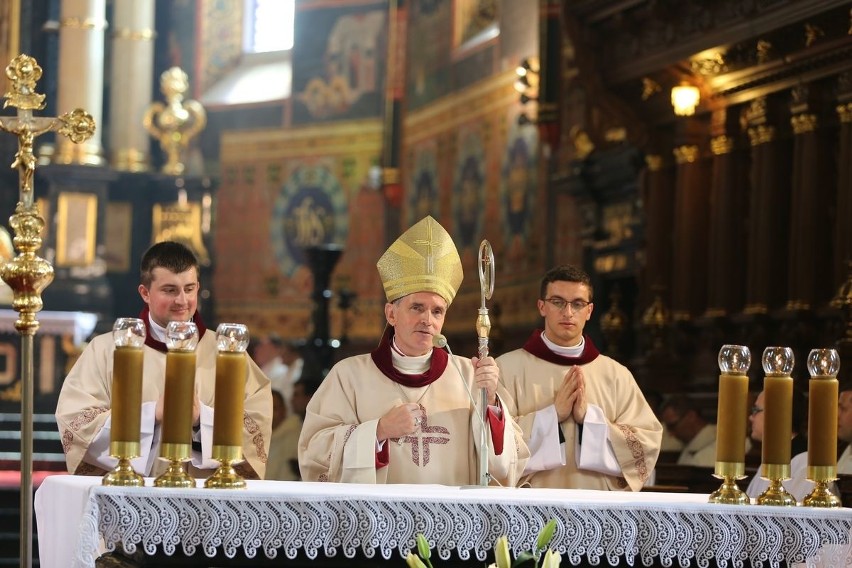 Trzech nowych kapłanów w diecezji sandomierskiej. Święceń udzielił im biskup Krzysztof Nitkiewicz. Duże przeżycie dla rodzin [ZDJĘCIA]