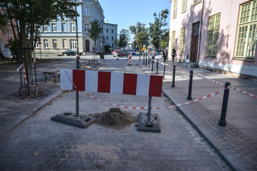 Naprawa nawierzchni na ulicy Wajdeloty w Gdańsku dwa lata po remoncie [ZDJĘCIA]