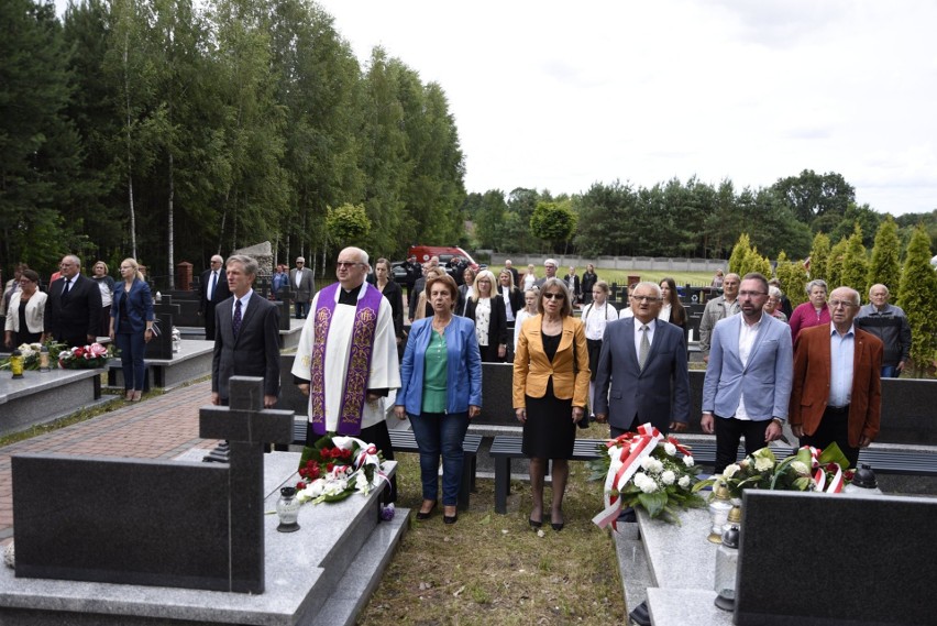 Uroczystość na Cmentarzu Ofiar Egzekucji w Swaryszowie w gminie Sędziszów. Upamiętniono pomordowanych mieszkańców wsi polskiej. Zdjęcia