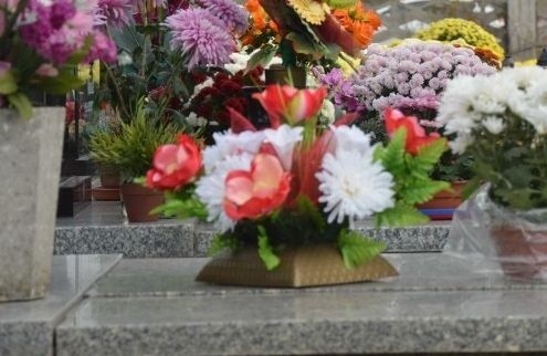 Radni miejscy przekazali uwagi od mieszkańców, z których wynika, że z cmentarza giną nowe wieńce i kwiaty.