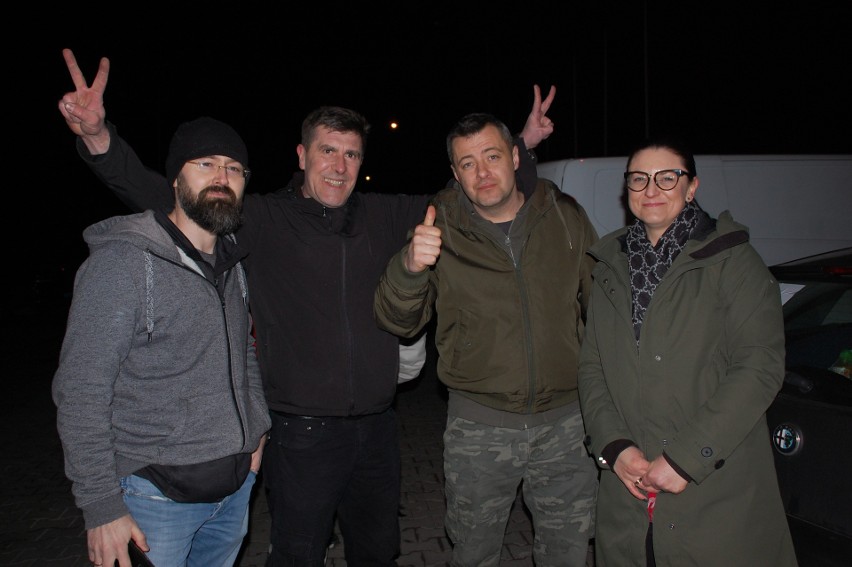 Bartek Żak (trzeci z lewej) z przyjaciółmi przyjechał po...