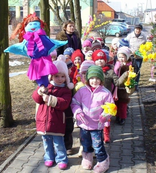 Dzieci z przedszkola w Baćkowicach pożegnały zimę.