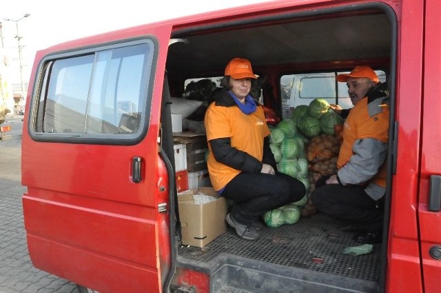 Wolontariusze Dorota Kosierowska i Bogusław Karbowniczek z darami przekazanymi przez producentów owoców i warzyw. 