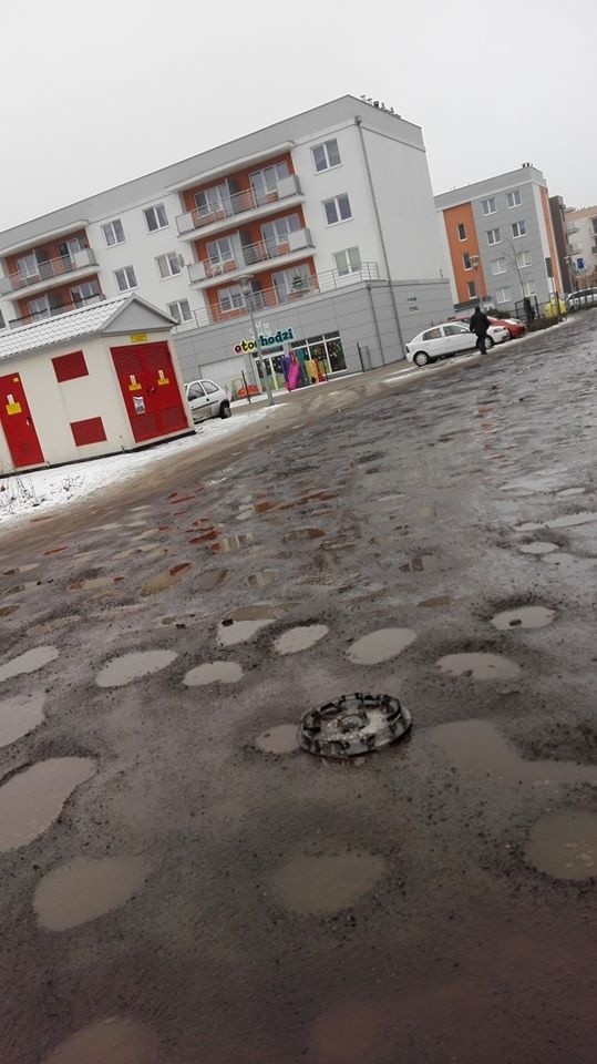 Ulica jest tak dziurawa, że zleceń przyjazdu na nią nie przyjmują taksówkarze.