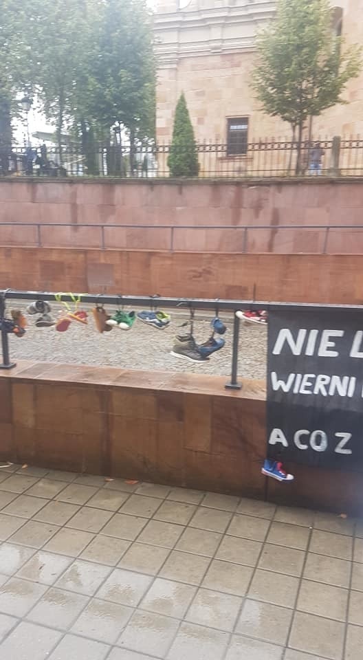 Baby Shoes Remember w Kielcach. Dziecięce buciki zawisły na ogrodzeniu kieleckiej Katedry