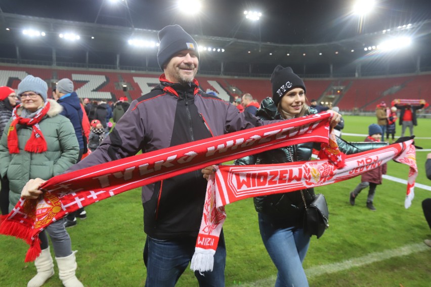 Żywa choinka na stadionie Widzewa! Kibice utworzyli kolorowe drzewo. ZDJĘCIA