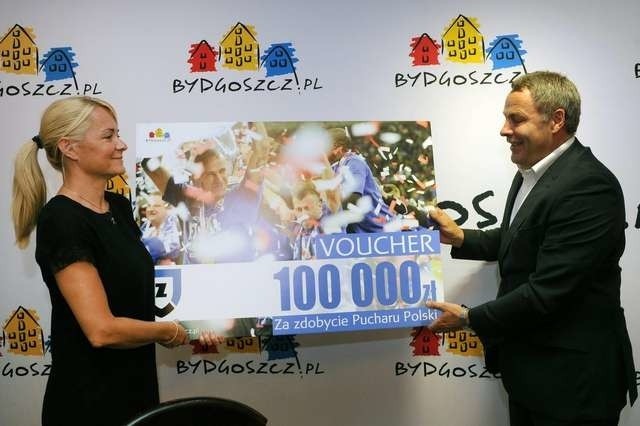 Prezes Anita Osuch i prezydent Rafał Bruski z voucherem na 100 tysięcy złotych jako nagrodą za zdobycie Pucharu Polski.