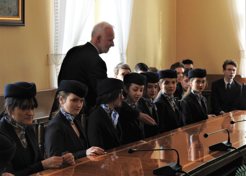 Uczniowie "klasy stewardess" u prezydenta Tarnobrzega. Życzył im wysokich lotów (ZDJĘCIA)