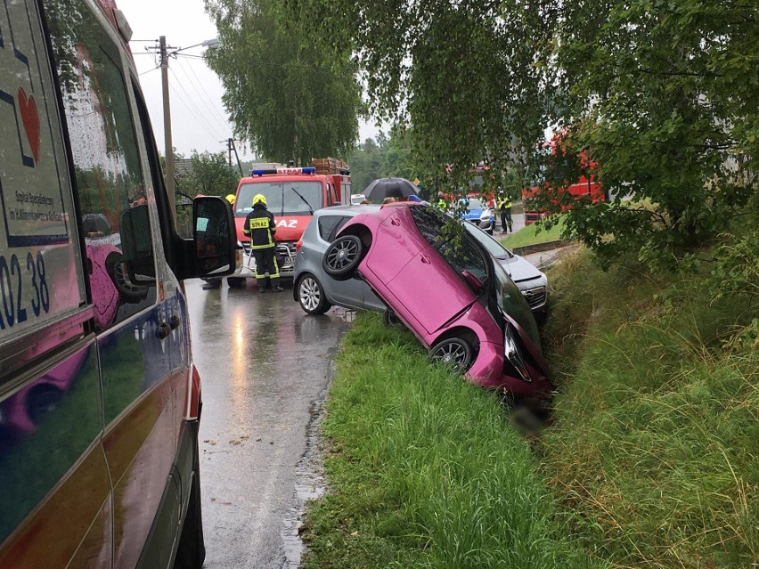 Wypadek w Moszczenicy. Na drodze powiatowej zderzyły się dwa auta osobowe. Jedna osoba poszkodowana. Są utrudnienia w ruchu