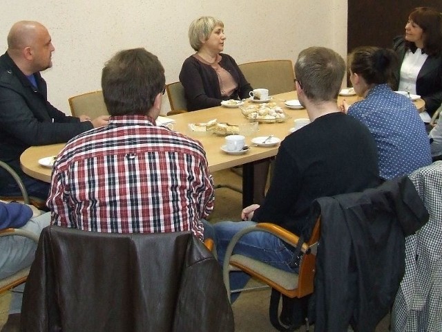 Uczestnicy spotkania w rozmowie z dyrektorem liceum, Anną Karasińską.