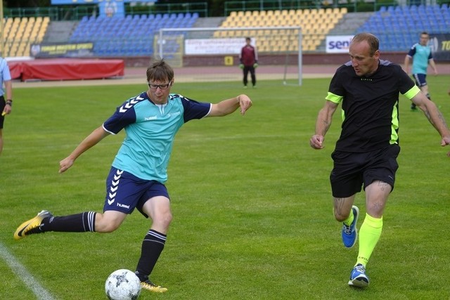 W Toruniu trwa finał 19. Turnieju Międzynarodowej Ligi Piłki Nożnej Osób Niepełnosprawnych Seni Cup! W rozgrywkach uczestniczy 350 miłośników futbolu z różnych krajów: osiem zespołów z Polski, pięć z Rosji, cztery z Niemiec, po dwa z Czech i Ukrainy, są także reprezentacje Białorusi, Litwy, Łotwy, Węgier, Słowacji, Kazachstanu. Seni Cup rozpoczął się w środę od przemarszu przez toruńską starówkę. Dziś zawodnicy spotkali się na boisku, by rozegrać pierwsze mecze. Jutro kolejny dzień sportowych zmagań.